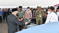 Maruf Amin juga sempat meninjau pameran ini. Maruf juga bertanya mengenai alat pertahanan produk anak bangsa itu. (Foto: dok. Setwapres)