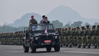 Jip yang ditumpangi Maruf itu tampak berpelat Indonesia 2. Maruf dan Prabowo berkeliling mengecek pasukan Komcad dengan mobil itu. (Foto: dok. Setwapres)