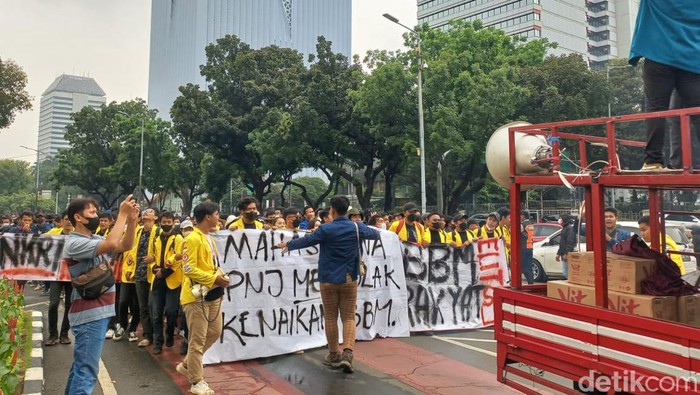 Massa BEM SI Mulai Berdatangan di Patung Kuda
