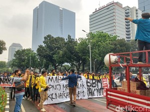 Demo Tolak Harga BBM Naik, Massa BEM SI Mulai Berdatangan di Patung Kuda