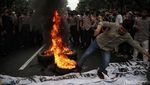 Foto-foto Massa Demo BBM di Patung Kuda Bakar Ban Bekas