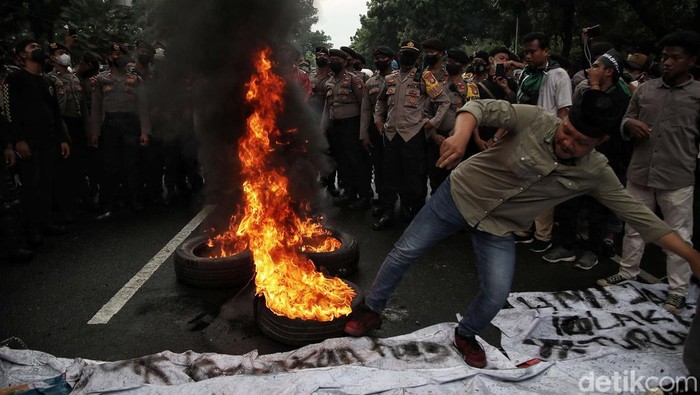 Massa Demo BBM di Patung Kuda Bakar Ban Bekas Mahasiswa menggelar demo menolak kenaikan harga BBM di kawasan Patung Kuda, Jakarta Pusat, Kamis (8/9/2022). Mereka sempat membakar ban bekas.
