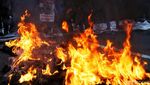 Foto-foto Massa Demo BBM di Patung Kuda Bakar Ban Bekas