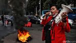 Foto-foto Massa Demo BBM di Patung Kuda Bakar Ban Bekas