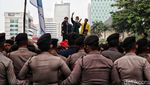 Foto-foto Massa Demo BBM di Patung Kuda Bakar Ban Bekas