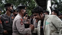 Petugas gabungan tampak bersiaga di lokasi. 