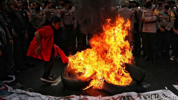 Massa Demo BBM di Patung Kuda Bakar Ban Bekas Mahasiswa menggelar demo menolak kenaikan harga BBM di kawasan Patung Kuda, Jakarta Pusat, Kamis (8/9/2022). Mereka sempat membakar ban bekas.