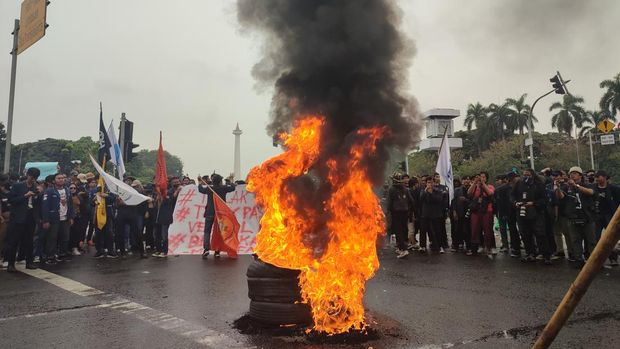 Massa demo BBM naik bakar ban dan tutup akses Jl Medan Merdeka Selatan, Kamis (8/9/2022) sore.