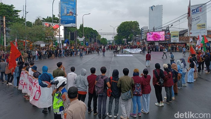 Massa demo harga BBM tutup jalan di Serang