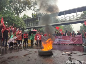 Demo Mahasiswa Menolak Kenaikan Harga BBM di Patung Kuda