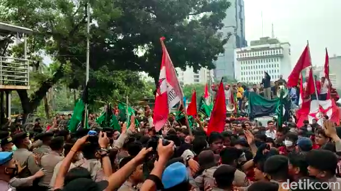 Massa tolak kenaikan harga BBM kembali mendorong barikade polisi di area Patung Kuda. Massa ngotot untuk menuju Istana Presiden di Jl Medan Merdeka Utara. (Rizky AM/detikcom)