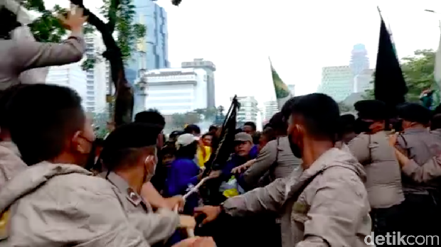 Massa tolak kenaikan harga BBM kembali mendorong barikade polisi di area Patung Kuda. Massa ngotot untuk menuju Istana Presiden di Jl Medan Merdeka Utara. (Anggi M/detikcom)