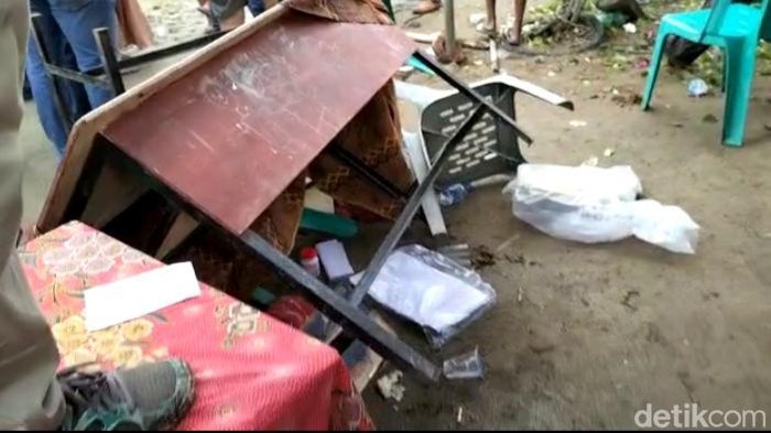 Meja panitia pemungutan suara pada Pilkades Asahan dirusak massa.