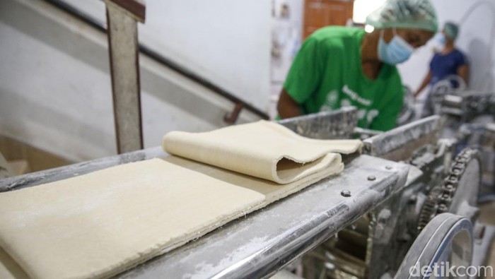 Melihat Produksi Mie di Tengah Kenaikan Harga Bahan Baku Pekerja memproduksi mie di pabrik milik Samino pengusaha Mie di Jalan Masjid, Sudimara Timur, Kota Tangerang, Kamis (8/9/2022).