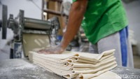 Adonan mi yang sudah pipih, ditumpuk dan siap untuk dipotong. Tercatat, harga jual mi di sini sudah mengalami 3 kali kenaikan sejak Desember 2021.  