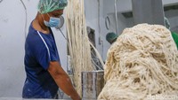 Adonan mi dipotong memanjang dengan mesin. Terbaru, kenaikan harga mi dari Rp 19.000 menjadi Rp 20.000 per kilogram.