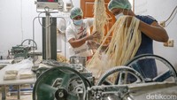Pekerja menggulung adonan mie yang sudah terpotong. Harga mi terpaksa dilakukan karena naiknya 3 bahan baku utama yaitu terigu, telur, dan sagu.