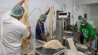Dalam satu bulan, pabrik mi Samino mampu memproduksi hingga 40 ton.