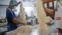 Pekerja mengurai mi sebelum dikemas. Mi milik Pak Samino ini dijual ke beberapa daerah di Kota Tangerang, Tangerang Selatan, hingga Jakarta.