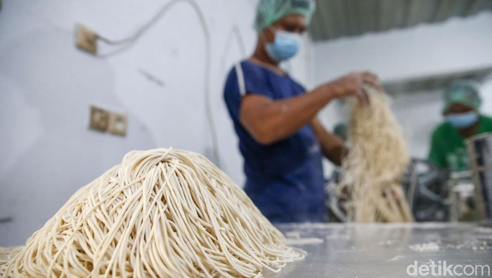 Melihat Produksi Mie di Tengah Kenaikan Harga Bahan Baku Pekerja memproduksi mie di pabrik milik Samino pengusaha Mie di Jalan Masjid, Sudimara Timur, Kota Tangerang, Kamis (8/9/2022).