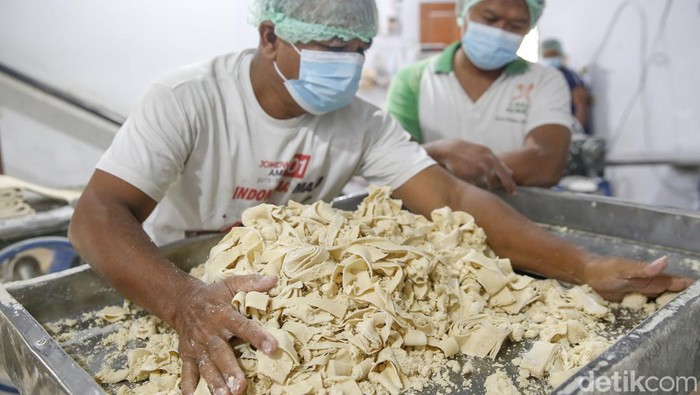 Pekerja memproduksi mie di pabrik milik Samino pengusaha Mie di Jalan Masjid, Sudimara Timur, Kota Tangerang, Kamis (8/9/2022).