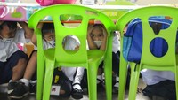 Dalam latihan tersebut, siswa di ajarkan untuk berlindung di bawah meja belajar jika terjadi gempa.