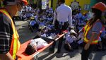 Beragam Ekspresi Siswa SD Saat Simulasi Gempa di Filipina