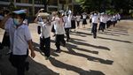 Beragam Ekspresi Siswa SD Saat Simulasi Gempa di Filipina