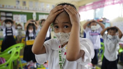 Beragam Ekspresi Siswa SD Saat Simulasi Gempa di Filipina