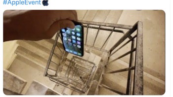 Meme ini menyinggung YouTuber yang suka tes ketahanan hp terbaru, termasuk nanti tentu iPhone 14. Foto: Twitter