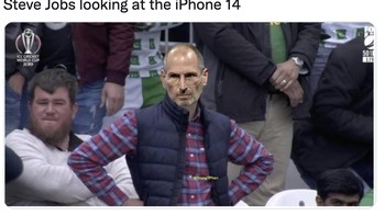 Meme Steve Jobs kecewa dengan iPhone 14. Foto: Twitter