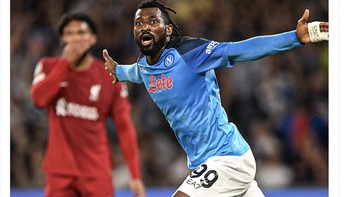 Kegembiraan Napoli dan kesedihan Liverpool karena dikalahkan telak. Foto: Twitter