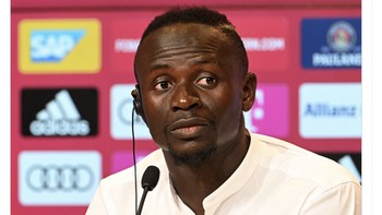Sadio Mane turut disinggung. Di akun ini, Mane seolah berbicara bahwa dia meninggalkan Liverpool karena sakit punggung lantaran sudah lama mengangkat klub itu. Foto: Twitter