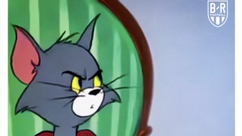 Fans Liverpool heran mengapa si tua James Milner terus saja dipasang. Foto: Twitter