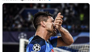 Di kubu Napoli, Giovanni Simeone mencium tato Liga Champions di lengannya yang dibuat saat dia berumur 13 tahun. Dia mencetak gol dan memenuhi mimpinya. Foto: Twitter