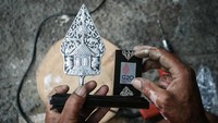 Kerajinan vandel wayang berbahan logam dan kayu tersebut terpilih menjadi salah satu dari 20 produk UMKM yang lolos kurasi Kementerian Koperasi dan UKM sebagai souvenir resmi KTT G20 di Bali. 