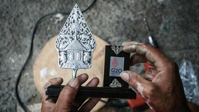 Perajin menyelesaikan pembuatan kerajinan wayang souvenir resmi KTT G20 Bali di Suryo Art Galeri, Kampung Purbayan, Baki, Sukoharjo, Jawa Tengah, Kamis (8/9/2022). Kerajinan vandel wayang berbahan logam dan kayu tersebut terpilih menjadi salah satu dari 20 produk UMKM yang lolos kurasi Kementerian Koperasi dan UKM (KemenkopUKM) sebagai souvenir resmi KTT G20 di Bali. ANTARA FOTO/Mohammad Ayudha/hp.