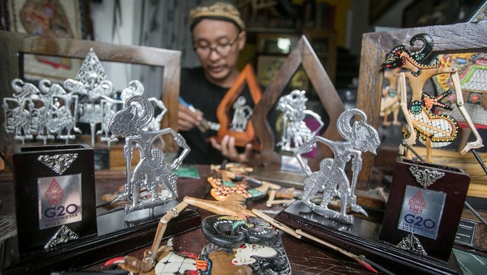 Perajin menyelesaikan pembuatan kerajinan wayang souvenir resmi KTT G20 Bali di Suryo Art Galeri, Kampung Purbayan, Baki, Sukoharjo, Jawa Tengah, Kamis (8/9/2022). Kerajinan vandel wayang berbahan logam dan kayu tersebut terpilih menjadi salah satu dari 20 produk UMKM yang lolos kurasi Kementerian Koperasi dan UKM (KemenkopUKM) sebagai souvenir resmi KTT G20 di Bali. ANTARA FOTO/Mohammad Ayudha/hp.
