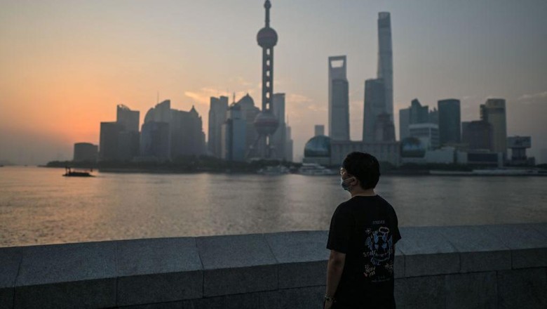 A man practices shadow boxing on the Bund promenade along the Huangpu River during sunrise in Shanghai on September 7, 2022. (Photo by HECTOR RETAMAL / AFP) (Photo by HECTOR RETAMAL/AFP via Getty Images)