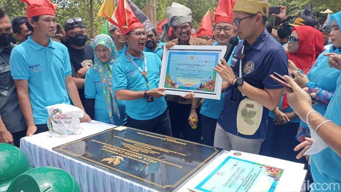 Menparekraf Sandiaga Uno meresmikan desa wisata di Bantaeng, Sulsel.