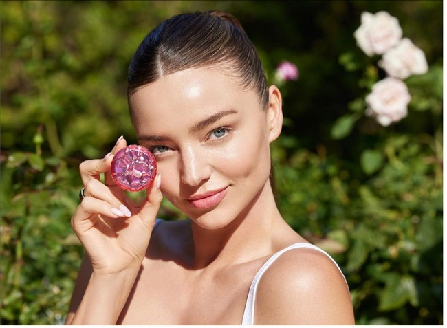 “Aku harus berani mengambil risiko. Jika aku mempercayainya, aku harus melakukan yang terbaik. Dia sangat bangga aku mulai menjalankan bisnisku sendiri. Dia memberiku banyak nasihat. Dia adalah belahan jiwaku,” kata Miranda Kerr seperti dikutip dari Female First. Foto: Instagram