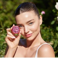 “Aku harus berani mengambil risiko. Jika aku mempercayainya, aku harus melakukan yang terbaik. Dia sangat bangga aku mulai menjalankan bisnisku sendiri. Dia memberiku banyak nasihat. Dia adalah belahan jiwaku,” kata Miranda Kerr seperti dikutip dari Female First. Foto: Instagram