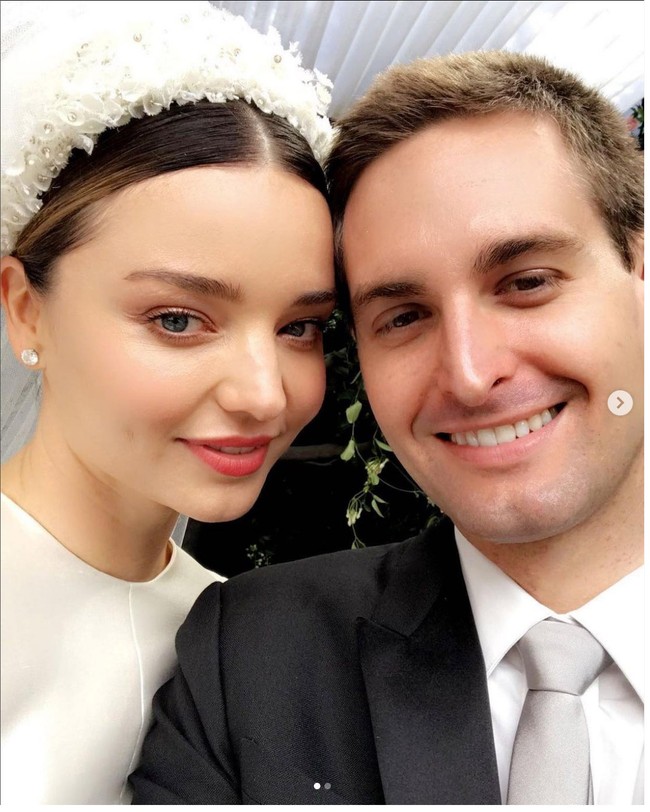 Miranda Kerr menikah dengan CEO Snapchat Evan Spiegel pada Mei 2017. Keduanya berkencan sejak 2015. Dari pernikahan yang sudah berjalan lima tahun ini, Kerr dikaruniai dua anak laki-laki. Dia sebelumnya juga memiliki anak laki-laki dari pernikahannya dengan sang mantan suami aktor Orlando Bloom. Foto: Instagram