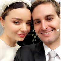 Miranda Kerr menikah dengan CEO Snapchat Evan Spiegel pada Mei 2017. Keduanya berkencan sejak 2015. Dari pernikahan yang sudah berjalan lima tahun ini, Kerr dikaruniai dua anak laki-laki. Dia sebelumnya juga memiliki anak laki-laki dari pernikahannya dengan sang mantan suami aktor Orlando Bloom. Foto: Instagram