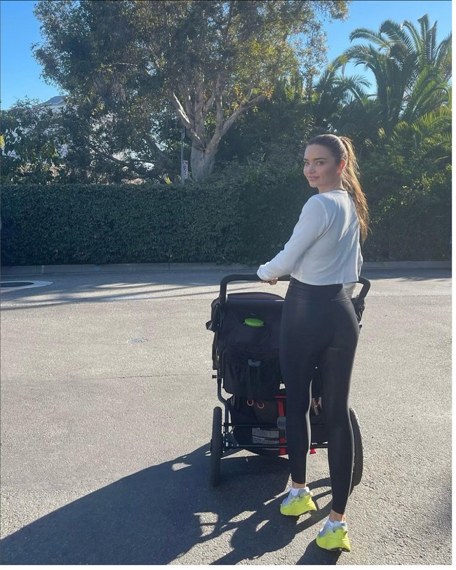 Sibuk mengurus bisnis dan tetap menjalani pekerjaan sebagai model, Miranda Kerr menjalani perannya sebagai ibu dari tiga anak laki-laki. Dua anaknya saat ini masih berusia balita. Sedangkan anak pertamanya sudah berusia 11 tahun. Foto: Instagram