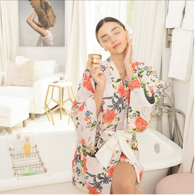 Miranda Kerr juga semakin mengembangkan bisnisnya yaitu skincare Kora, setelah menikah dengan Evan Spiegel. Malah kata Miranda, suaminya lah yang mendorongnya untuk melakukan ekspansi pada Kora. Foto: Instagram
