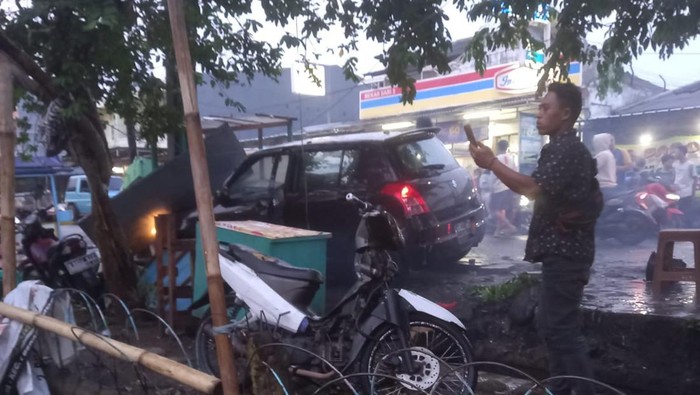 Mobil Suzuki Swift tabrak PKL di Bekasi, Rabu (7/9/2022).