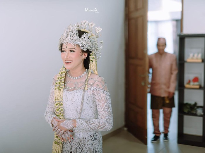 Momen viral pengantin wanita yang bertemu dengan ayahnya satu tahun sekali. Momen viral pengantin wanita yang bertemu dengan ayahnya satu tahun sekali.