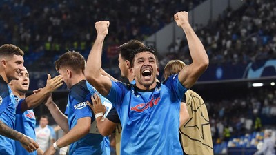 Foto: Napoli Beri Tsunami Gol ke Gawang Liverpool