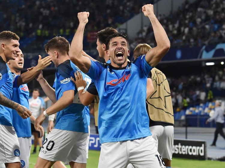Foto: Napoli Beri Tsunami Gol ke Gawang Liverpool